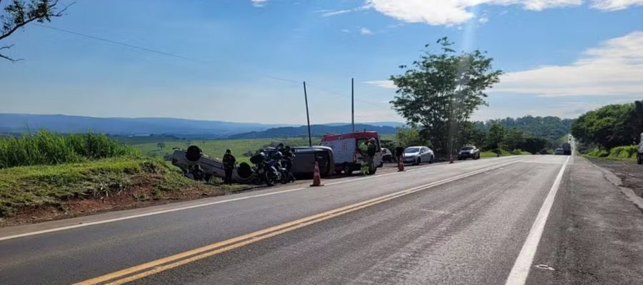 Batida entre dois carros deixa quatro feridos na MG-050, em Alpinópolis