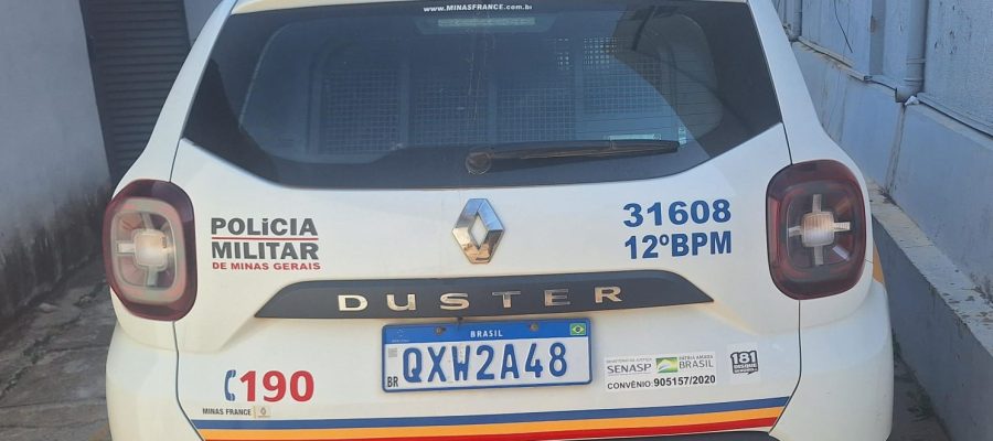 Homem é preso e outro segue foragido após tiroteio em praça de Alpinópolis