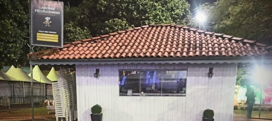 Reforma da Praça da Matriz gera polêmica em Alpinópolis com notificação ao Lanches Feijãozinho