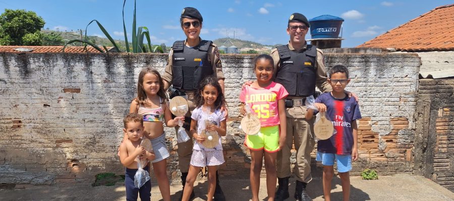 PM de Alpinópolis realiza ação social distribuindo brinquedos no Dia das Crianças