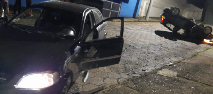 Possível “racha” entre veículos provoca acidente em Alpinópolis