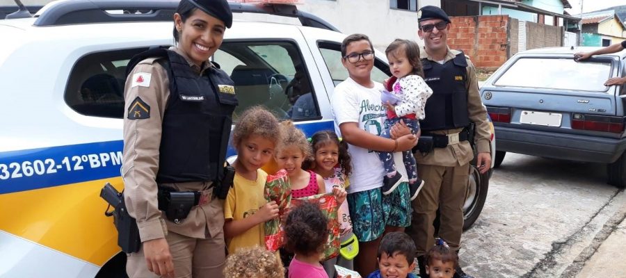 PM realiza entrega de brinquedos a crianças em Alpinópolis