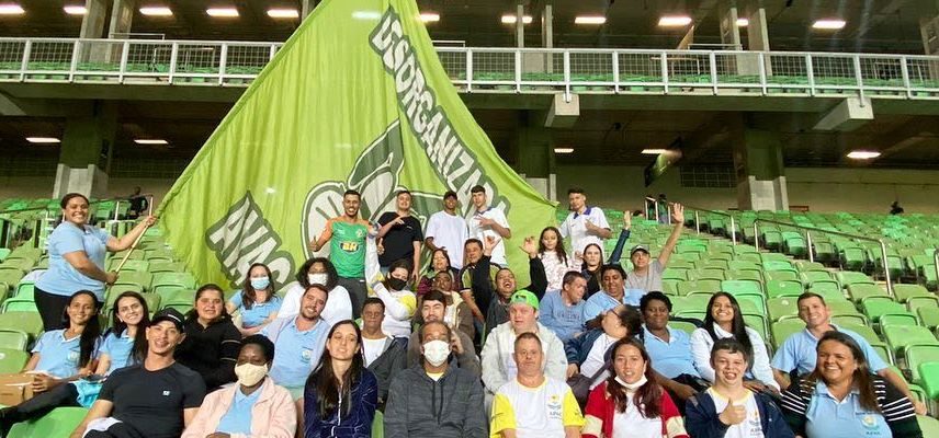 Alunos da Apae Alpinópolis assistem jogo do América-MG