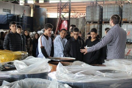 Escola de Alpinópolis realiza “Projeto Lixo Vivo” durante visita em local de reciclagem