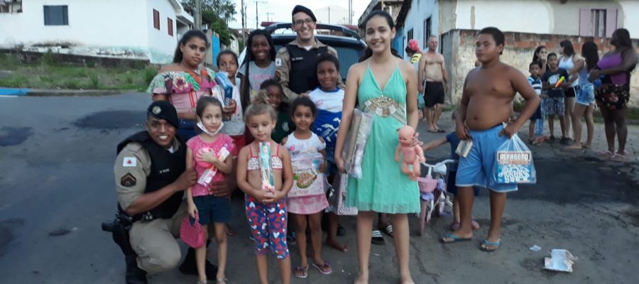 PM distribui brinquedos e aparelhos eletrônicos na Vila Betânia