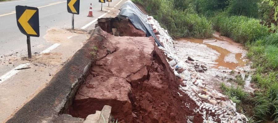 Aterro cede na MG-446 entre Alpinópolis e Passos