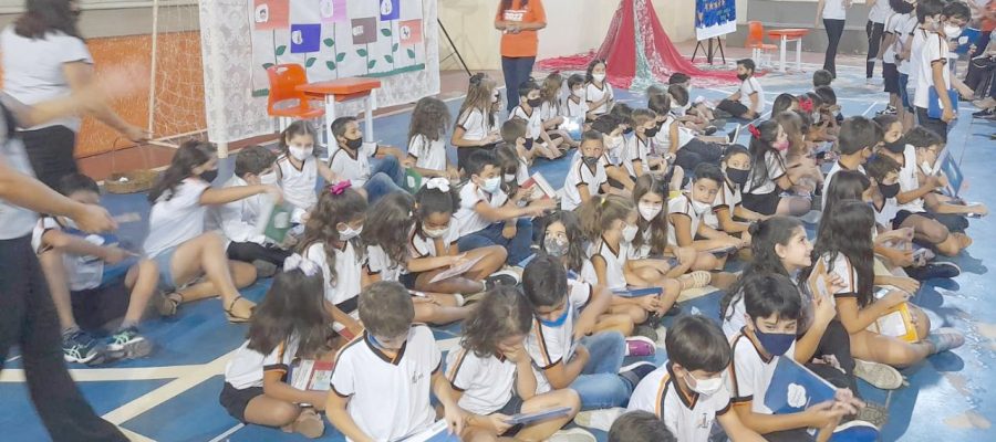 Cooperativa de Ensino promove noite de autógrafos em Alpinópolis