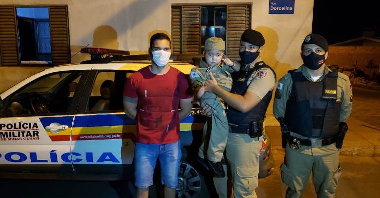 PM de Alpinópolis presenteia o menino Vítor Miguel com farda da corporação