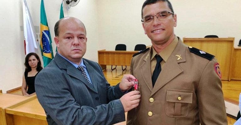 Tenente Laurito recebe Medalha Hélio Costa por serviços prestados em Alpinópolis