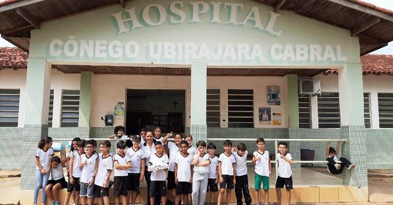 Estudantes escrevem cartas para pacientes da Santa Casa de Alpinópolis