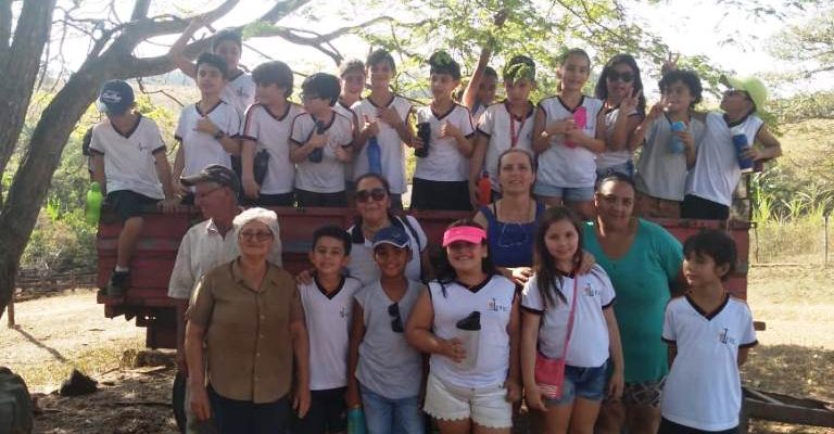 Estudantes de projeto bilíngue realizam passeio pedagógico em fazenda de Alpinópolis