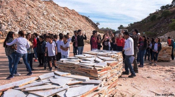 Alunos de Alpinópolis visitam empresa de extração de pedras na Serra do Chapadão
