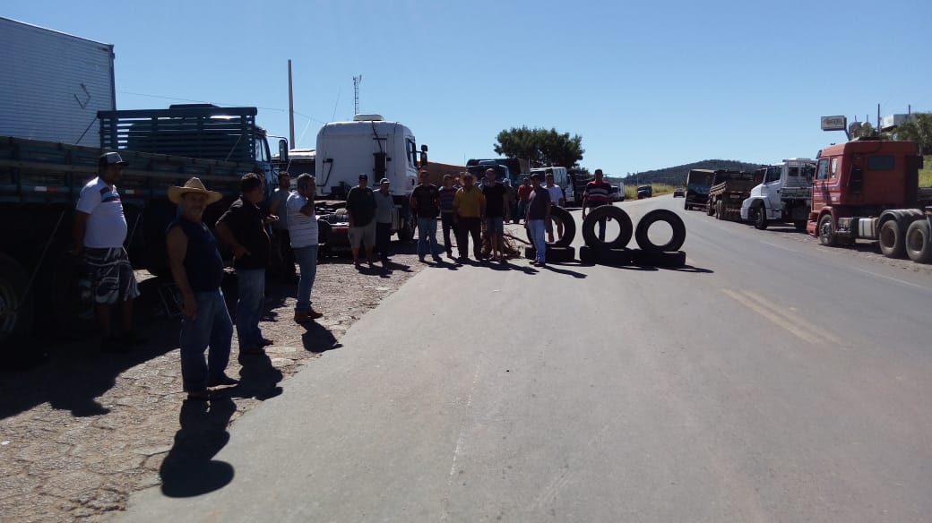 Caminhoneiros de Alpinópolis paralisam em protesto à alta do diesel