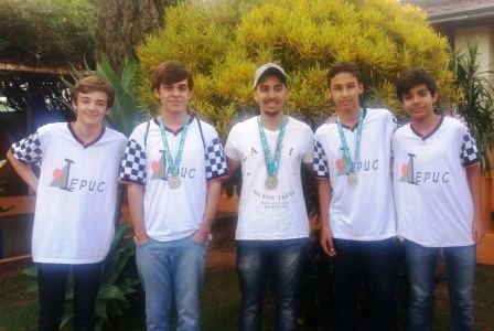 Alunos de Alpinópolis se destacam jogando xadrez no JEMG 2018