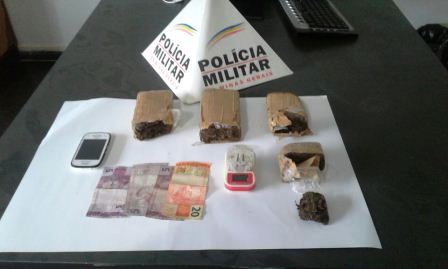 PM de Alpinópolis prende ex-detentos com 5 tabletes de maconha