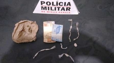 PM de Alpinópolis apreende menores vendendo drogas dentro de escola