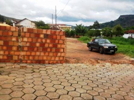 Moradores são surpreendidos com muro construído no meio da rua em Alpinópolis