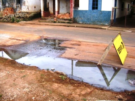 Moradores da Rua Treze de Maio sofrem com rede de esgoto danificada