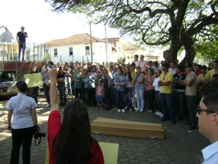 ASSASSINATO GERA PROTESTO EM ALPINÓPOLIS
