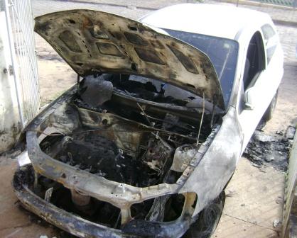 Carro é incendiado no Mundo Novo