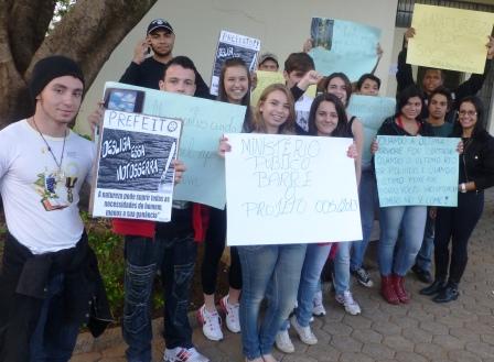 Novo protesto leva jovens à porta da Prefeitura Municipal