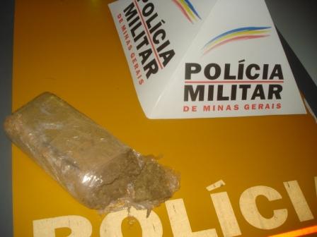 PM apreende 1 kg de maconha em Alpinópolis